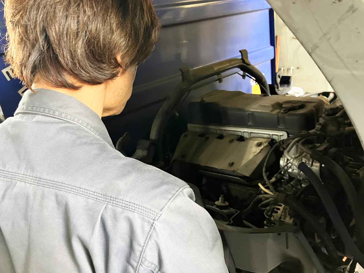 車の点検作業